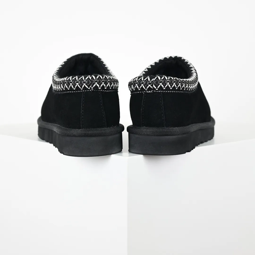 Copy price 💰540 Core recommendation Good price 5cm thick sole, independently developed original outsole, cashmere insole, keeping warm in winter, suitable for home use. In the new year, uug launched a style series, which is partially geared towards the preferences of young consumers. It has also moved to the forefront of fashion trends. Shoe body material, water-repellent coated suede upper, 17 mm UGGPURE™ implanted wool insole, lightweight non-slip and comfortable rubber outsole, with brand LOGO and trademark, with full package Size: 35 36 37 38 39 40 41 42 43 44 45